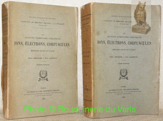 Les quantités élémentaires d’électricité, ions, électrons, corpuscules. Mémoires réunis et publiés par Henri Abraham et Paul Langevin. Fascicule 1 et 2. 2 Volumes.Société française de physique.