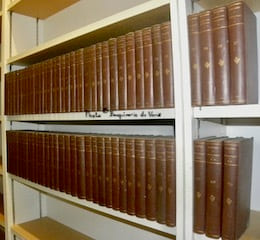 Oeuvres de Voltaire. Avec préfaces, avertissements, notes, etc. par M. Beuchot. 70 Volumes. - Biographie, 1 vol. - Théâtre, 8 vols. - Henriade, 1 vol. ...
