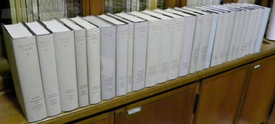 HELVETIA SACRA. 34 Bände komplett. 34 Volumes complets. Collection en bon état, sans annotations et dont plusieurs volumes sont à l’état de neuf.