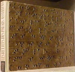 Les reliefs des palais assyriens. Illustrations choisies et photographiées par Werner Forman.