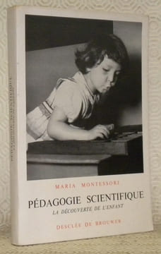 Pédagogie scientifique. La découverte de l’enfant. Introduction de Mario M. Montessori. Texte français de Georgette J. J. Bernard, 27 photos de ...
