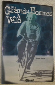 Des grands hommes à vélo.
