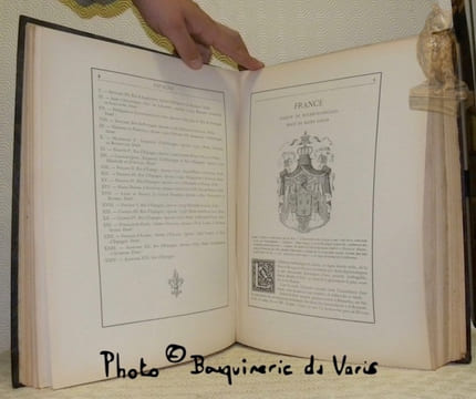 Le Sang Royal de France (4 titres) ou maisons actuellement existantes issues, en ligne féminine, de nos Rois. Illustré d’un grand nombre d’armoiries, ...