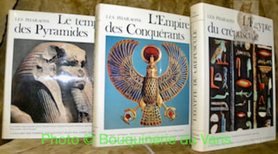 Le monde égyptien. Les Pharaons. Collection L’Univers des Formes dirigée par André Malraux. Tome I: Le temps des pyramides. De la Préhistoire aux Hyksos, 1560 av. J.-C. Tome II: L’empire des Conquérants. L’Egypte au Nouvel Empire (1560-1070). Tome III: L’Egypte du Crépuscule. De Tanis à Méroé, 1070 av. J.-C. - IVe siècle apr. J.-C.