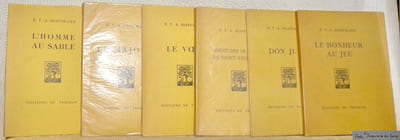 Oeuvres complètes. 6 Volumes Traduction nouvelle de H. J. Sikorski. L’Homme au Sable. Nocturnes première partie I. Quatre aqurelles de Constant Le Breton. - Le Majorat. Nocturnes deuxième partie II. Quatre aquarelles de A. F. Cosyns. - Le Voeu. Nocturnes deuxème partie III. Deux aquarelles de Czerefkow. - Aventures de la Nuit de Saint-Sylvestre. Fantaisies à la manière de Callot. Deuxième partie III. (Traduction de Gérard de Nerval). Quatre aquarelles d’Edouard Goerg. - Don Juan. Fantaisies à la manière de Callot première partie IV. Deux aquarelles de Ladislas Medgyès. - Le Bon heur au Jeu. Les Frères Sérapion troisième volume. Quatre aquarelles d’Emilien Dufour.