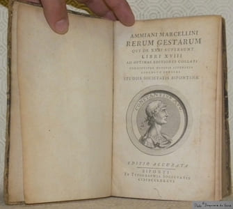 Ammiani Marcellini Rerum Gestarum qui de XXXI supersunt Libri XVIII ad optimas editiones collati praemittitur notitia literaria accedunt indices studiis societatis Bipontinae. Edition Accurate. Verbund mit: Volumen secundum.