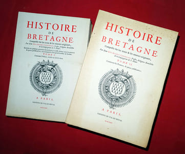 HISTOIRE DE BRETAGNE composée sur les titres et les auteurs originaux, enrichie de plusieurs portraits & tombeaux en taille douce; avec les preuves & pièces justificatives, accompagnées d'un grand nombre de sceaux.