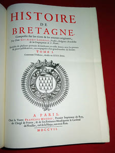 HISTOIRE DE BRETAGNE composée sur les titres et les auteurs originaux, enrichie de plusieurs portraits & tombeaux en taille douce; avec les preuves & pièces justificatives, accompagnées d'un grand nombre de sceaux.
