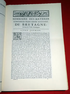 HISTOIRE DE BRETAGNE composée sur les titres et les auteurs originaux, enrichie de plusieurs portraits & tombeaux en taille douce; avec les preuves & ...