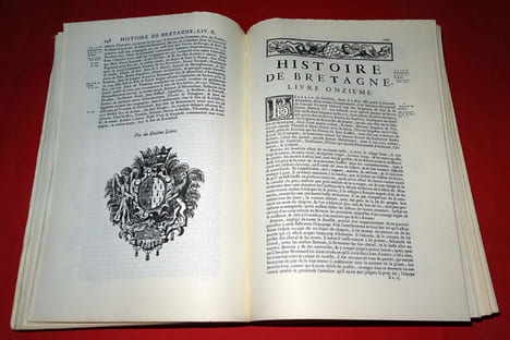 HISTOIRE DE BRETAGNE composée sur les titres et les auteurs originaux, enrichie de plusieurs portraits & tombeaux en taille douce; avec les preuves & ...