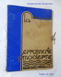 LA FERRONNERIE MODERNE, 2e série.
Éditeur Charles Moreau, Paris [1928, d'après BNF].
Portfolio, portefolio de 36 planches (complet) en phototypie
Fermeture par liens.
45 x 33 x 1,5 cm. (4) feuillets + 36 planches.
Poids 1,97 kg.
Table des planches : voir photo.