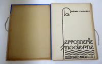 LA FERRONNERIE MODERNE, 2e série.
Éditeur Charles Moreau, Paris [1928, d'après BNF].
Portfolio, portefolio de 36 planches (complet) en phototypie
Fermeture par liens.
45 x 33 x 1,5 cm. (4) feuillets + 36 planches.
Poids 1,97 kg.
Table des planches : voir photo.