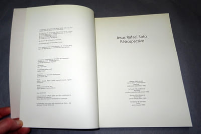 Jesus Rafael SOTO, RÉTROSPECTIVE.
Catalogue de l'exposition au Centre d'Art Contemporain de Meymac, 1992.
