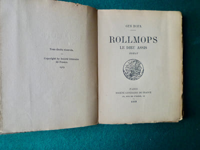 Roll-Mops le dieu assis.