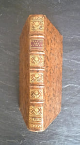 Traité de la construction des chemins.
Où il est parlé de ceux des Romains, & de ceux des Modernes, suivant qu'on les pratique en France; de leurs figures; de leurs matières, & de leurs dispositions dans toutes sortes de lieux, des Pavez des grands chemins, & de ceux des Ruës dans les Villes.
La carte de l'ancienne Gaule, où les Chemins des Romains sont tracez selon l'Itinéraire d'Antonin, qui marque les endroits où ils passaient en France.
