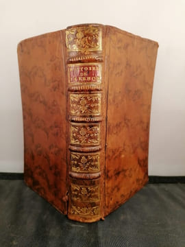 Histoire des perruques, où l'on fait voir leur origine, leur usage, leur forme, l'abus et l'irrégularité de celles des ecclésiastiques.... THIERS ...