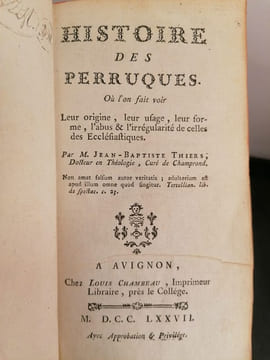 Histoire des perruques, où l'on fait voir leur origine, leur usage, leur forme, l'abus et l'irrégularité de celles des ecclésiastiques.... THIERS ...
