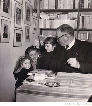 Blaise Cendrars pendant une dédicace à la Librairie Delatte.. CENDRARS (Blaise)]. DOISNEAU (Robert).
