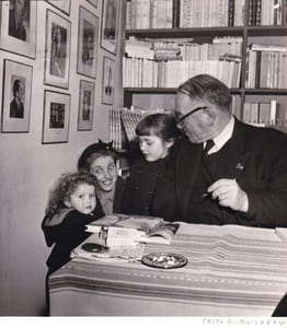 Blaise Cendrars pendant une dédicace à la Librairie Delatte.