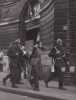 Arrestation d'un agent de la Gestapo.. DOISNEAU (Robert).