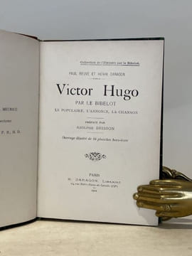 Victor Hugo par le bibelot, le populaire, l'annonce, la chanson. Préface par Adolphe Brisson.. BEUVE (Paul) et DARAGON (Henri).