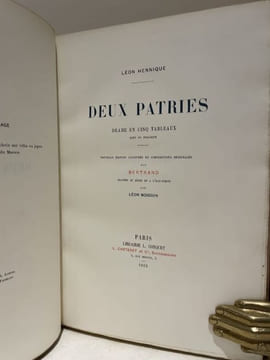 Deux patries. Drame en cinq tableaux dont un prologue.. HENNIQUE (Léon).