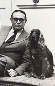 Une humeur de Chien ! Dossier sur la cause canine comprenant de nombreuses lettres de soutien d'écrivains et de lecteurs, des documents d'archives, circulaires ministérielles et coupures de presse, ainsi que des photographies originales de Jacques Brenner avec ses chiens successifs.