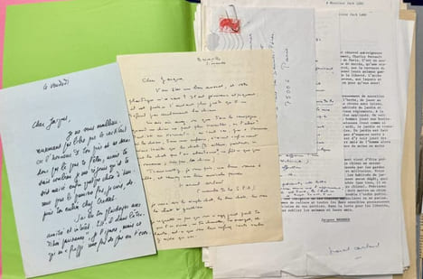 Une humeur de Chien ! Dossier sur la cause canine comprenant de nombreuses lettres de soutien d'écrivains et de lecteurs, des documents d'archives, ...