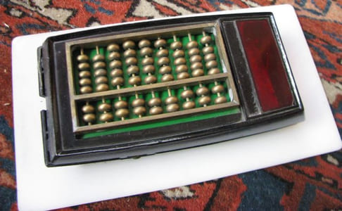 Boulier électronique. Objet introuvable original (bois et métal sur socle de plastique, H : 7 cm - L : 14 cm).