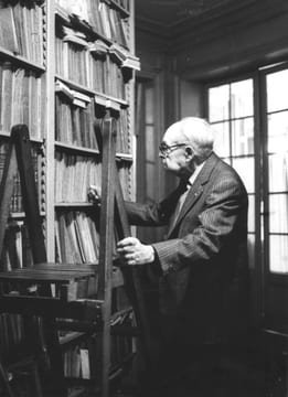 Portrait photographique par Bruno de Monès. DUMEZIL (Georges).