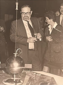 Photographie originale d'Umberto Eco par Derrick Ceyrac (240 x 175 mm, cachet du photographe pour l'agence AFP Photo, 12 février 1990).