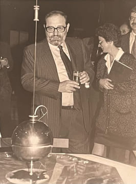 Photographie originale d'Umberto Eco par Derrick Ceyrac (240 x 175 mm, cachet du photographe pour l'agence AFP Photo, 12 février 1990).. ECO]