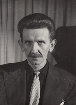 Portrait photographique du romancier Georges Arnaud.. ARNAUD (Georges).