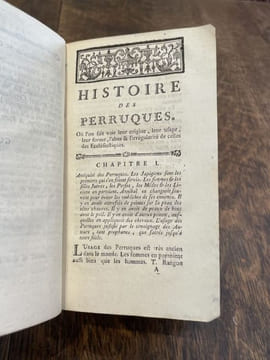 Histoire des perruques, où l'on fait voir leur origine, leur usage, leur forme, l'abus et l'irrégularité de celles des ecclésiastiques.... THIERS ...