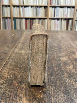 Histoire des perruques, où l'on fait voir leur origine, leur usage, leur forme, l'abus et l'irrégularité de celles des ecclésiastiques.... THIERS ...