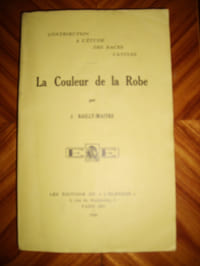 La couleur de la robe.