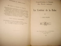 La couleur de la robe.