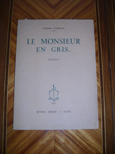 Le Monsieur en gris.
