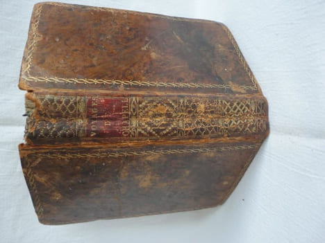 Voyage de Chapelle et Bachaumont, suivi de quelques autres voyages dans le même genre. - Poésies de Sapho, suivies de différentes poésies dans le même ...