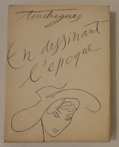 En dessinant l'époque.