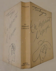 En dessinant l'époque.