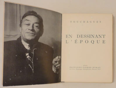 En dessinant l'époque.