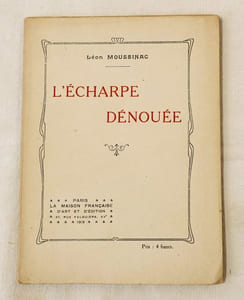 L'écharpe dénouée.
