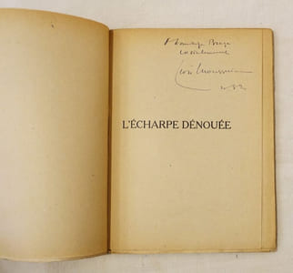 L'écharpe dénouée.