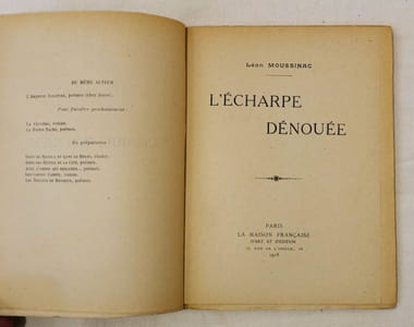 L'écharpe dénouée.