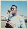 Photographie en couleurs du joueur avec la Coupe Jules Rimet. PELE (Edson)