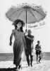 Françoise Gilot, Pablo Picasso et son neveu Javier Vilato sur la plage de Golfe-Juan, 1948. CAPA (Robert)