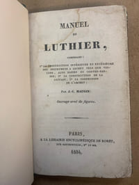 Manuel du Luthier contenant la construction intérieure et extérieure des instruments à archet tel que : Violons, Alto basses et Contre-basses. La construction de la Guitare. La construction de l’Archet. Ouvrage orné de figures