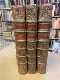 La Sainte Bible traduite en françois, le latin de la vulgate à côté, avec de courtes nottes tirées des saints pères & des meilleurs Interprêtes, pour l’intelligence des endroits les plus difficiles ; et La concorde des quatre évangiles, en latin & en françois. Nouvelle édition, enrichie de cartes géographiques et de figures ; Avec les Traitez de Chronologie & de Géographie ; les Sommaires des Livres tant du Vieux que du Nouveau Testament ; & toutes les Tables tirées de la grande Bible Latine d’Antoine Vitré. De plus une idée générale de l’Ecriture Sainte, avec différentes manières & diverses règles pour l’expliquer. Le tout agrémenté d’une Table très-ample des Matières en François & en Latin