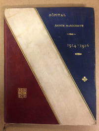 Livre de présent. Hôpital Sainte-Marguerite 1914-1916. Souvenir à Mlle de Laroche. Manuscrit daté jusqu'en 1919